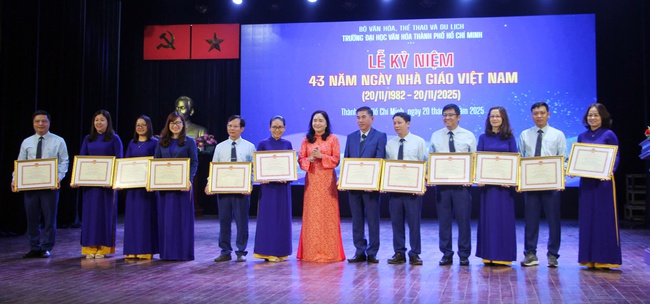 Thứ trưởng Bộ VHTTDL Trịnh Thị Thủy dự Kỷ niệm 43 năm Ngày Nhà giáo Việt Nam tại Trường ĐH Văn hóa TP.HCM - Ảnh 3. Thứ trưởng Bộ VHTTDL Trịnh Thị Thủy dự Kỷ niệm 43 năm Ngày Nhà giáo Việt Nam tại Trường ĐH Văn hóa TP.HCM - Ảnh 3.