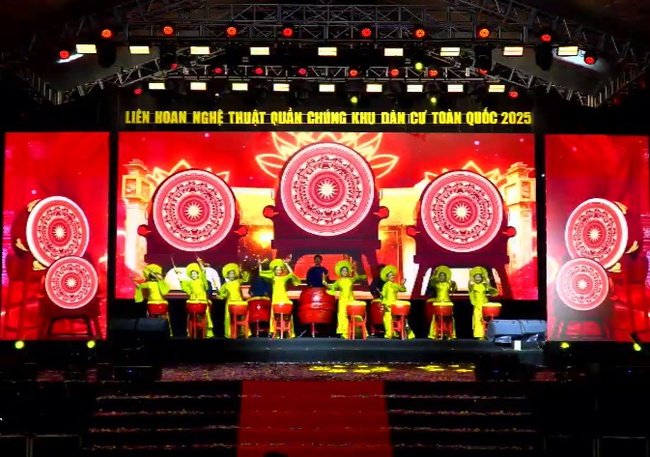 Liên hoan Nghệ thuật quần chúng Khu dân cư toàn quốc 2025: Nghệ sĩ biểu diễn bằng cả trái tim - Ảnh 1.