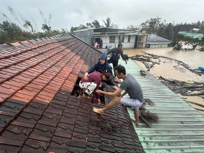 Thủ tướng yêu cầu các bộ ngành, địa phương tập trung ứng phó và khắc phục hậu quả mưa lũ đặc biệt lớn tại khu vực Trung Bộ - Ảnh 1.