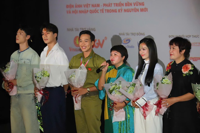 Khán giả hào hứng tham dự chương trình chiếu Phim &quot;Mưa Đỏ&quot; tại Liên hoan Phim Việt Nam lần thứ XXIV - Ảnh 7.