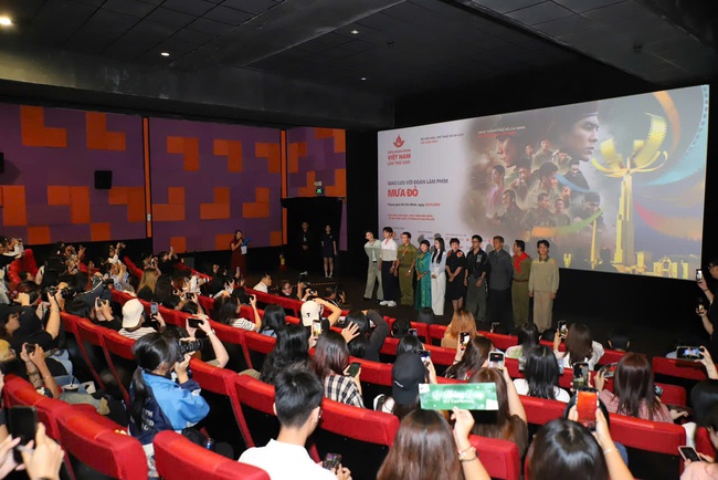 Khán giả hào hứng tham dự chương trình chiếu Phim &quot;Mưa Đỏ&quot; tại Liên hoan Phim Việt Nam lần thứ XXIV - Ảnh 6.