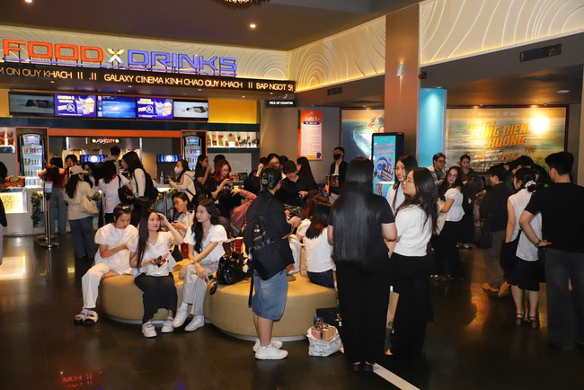 Khán giả hào hứng tham dự chương trình chiếu Phim &quot;Mưa Đỏ&quot; tại Liên hoan Phim Việt Nam lần thứ XXIV - Ảnh 1.