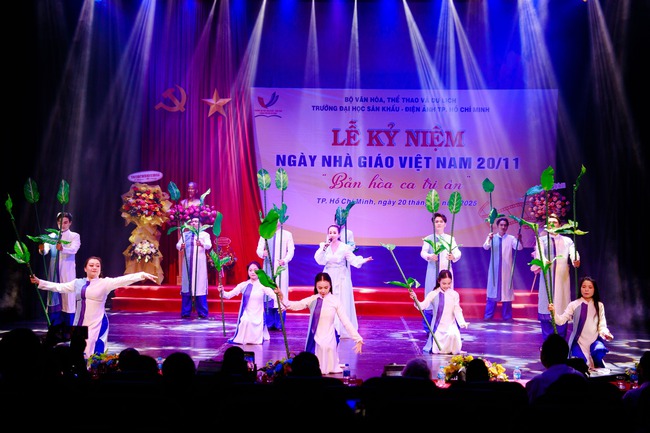 Trường ĐH Sân khấu – Điện ảnh TP.HCM tổ chức kỷ niệm 43 năm Ngày Nhà giáo Việt Nam 20/11 - Ảnh 2.