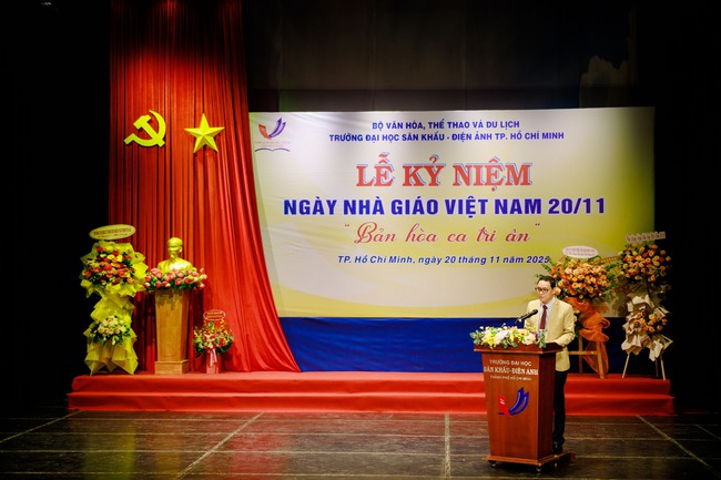 Trường ĐH Sân khấu – Điện ảnh TP.HCM tổ chức kỷ niệm 43 năm Ngày Nhà giáo Việt Nam 20/11 - Ảnh 5.