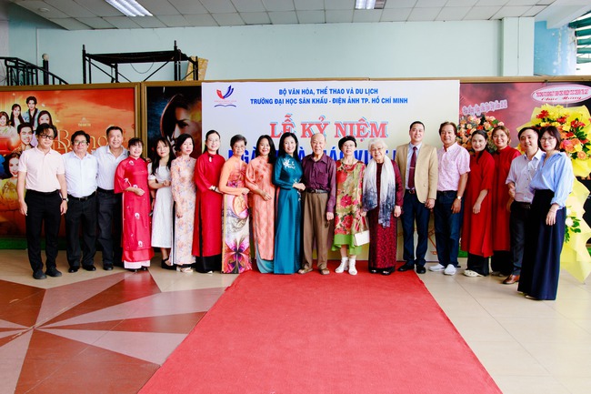 Trường ĐH Sân khấu – Điện ảnh TP.HCM tổ chức kỷ niệm 43 năm Ngày Nhà giáo Việt Nam 20/11 - Ảnh 3.