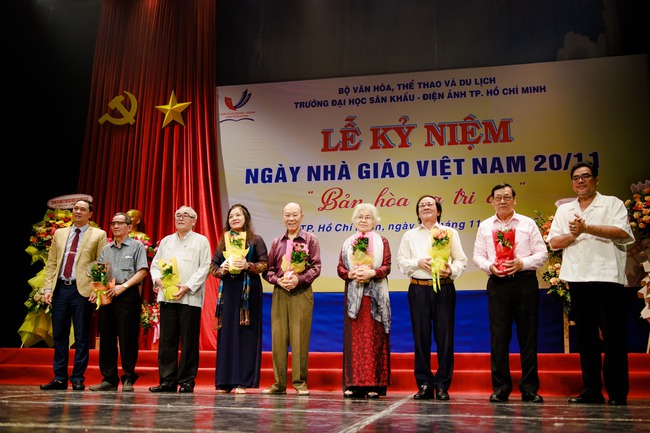 Trường ĐH Sân khấu – Điện ảnh TP.HCM tổ chức kỷ niệm 43 năm Ngày Nhà giáo Việt Nam 20/11 - Ảnh 1.