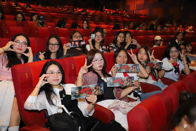 Khán giả hào hứng tham dự chương trình chiếu Phim &quot;Mưa Đỏ&quot; tại Liên hoan Phim Việt Nam lần thứ XXIV - Ảnh 5.