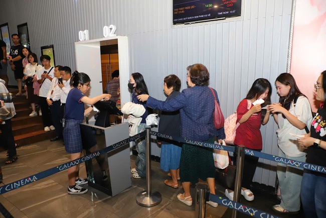 Khán giả hào hứng tham dự chương trình chiếu Phim &quot;Mưa Đỏ&quot; tại Liên hoan Phim Việt Nam lần thứ XXIV - Ảnh 3.