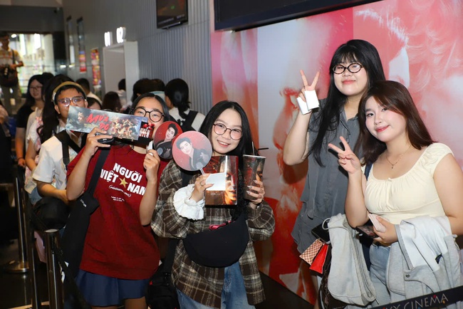 Khán giả hào hứng tham dự chương trình chiếu Phim &quot;Mưa Đỏ&quot; tại Liên hoan Phim Việt Nam lần thứ XXIV - Ảnh 2.