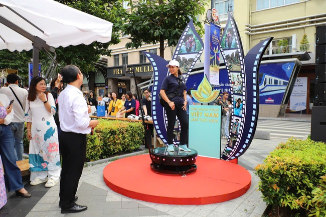 Khai mạc Triển lãm ảnh "Thành phố Hồ Chí Minh vươn mình cùng đất nước qua góc nhìn điện ảnh" - Ảnh 8.