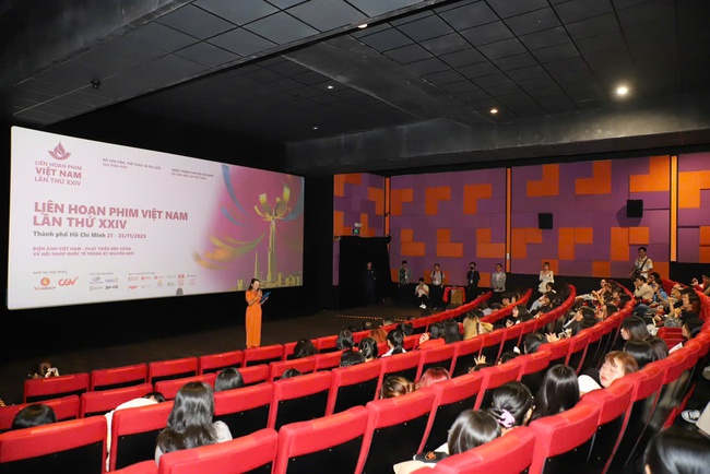 Khán giả hào hứng tham dự chương trình chiếu Phim &quot;Mưa Đỏ&quot; tại Liên hoan Phim Việt Nam lần thứ XXIV - Ảnh 4.