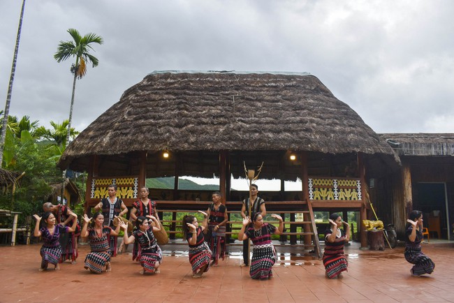 Gìn giữ văn hóa đồng bào Cơ Tu, tạo sinh kế từ du lịch cộng đồng - Ảnh 2.
