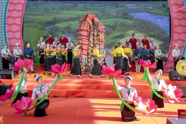 Khai mạc Ngày hội Văn hóa dân tộc Mường lần thứ 2, năm 2025 - Ảnh 5. Khai mạc Ngày hội Văn hóa dân tộc Mường lần thứ 2, năm 2025 - Ảnh 5.