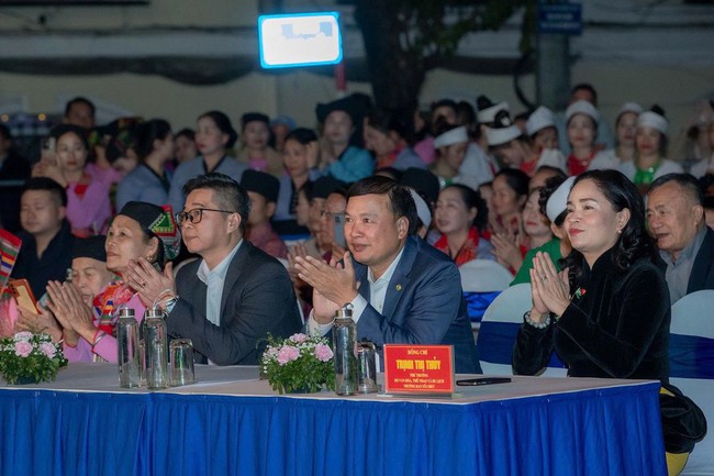 Rực rỡ sắc màu văn hóa dân tộc Mường giữa lòng Thủ đô Hà Nội - Ảnh 1.