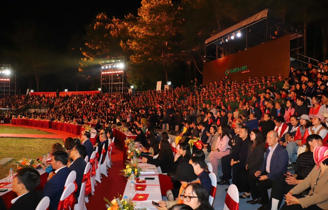 Khai mạc Tuần Đại đoàn kết các dân tộc - Di sản Văn hóa Việt Nam: Đoàn kết một lòng – Hướng về Miền Trung - Ảnh 3. Khai mạc Tuần Đại đoàn kết các dân tộc - Di sản Văn hóa Việt Nam: Đoàn kết một lòng – Hướng về Miền Trung - Ảnh 3.