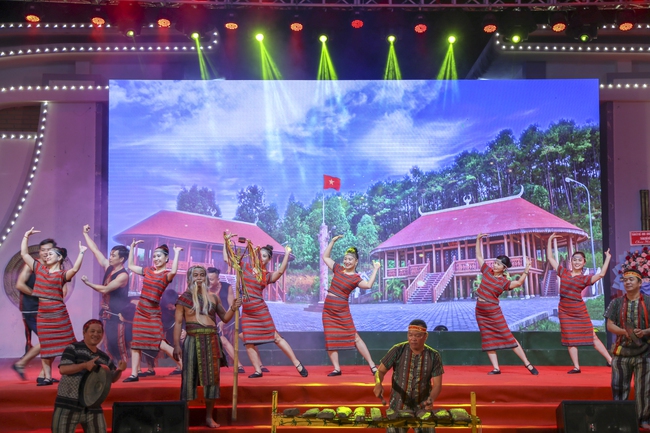 TP Huế bảo tồn dân ca, dân vũ các dân tộc thiểu số gắn với phát triển du lịch - Ảnh 3.