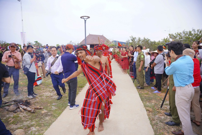 TP Huế bảo tồn dân ca, dân vũ các dân tộc thiểu số gắn với phát triển du lịch - Ảnh 2.