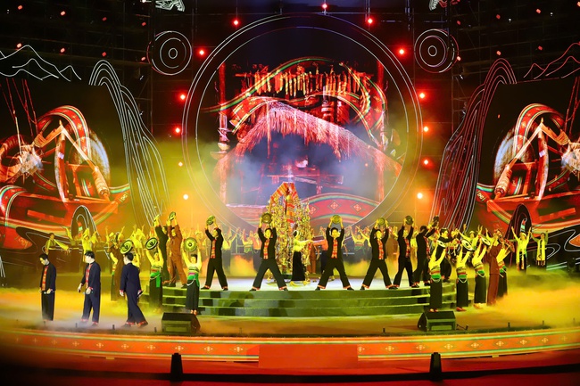 Khai mạc Tuần Đại đoàn kết các dân tộc - Di sản Văn hóa Việt Nam: Đoàn kết một lòng – Hướng về Miền Trung - Ảnh 6. Khai mạc Tuần Đại đoàn kết các dân tộc - Di sản Văn hóa Việt Nam: Đoàn kết một lòng – Hướng về Miền Trung - Ảnh 6.