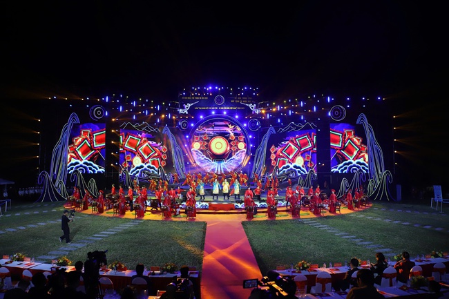 Khai mạc Tuần Đại đoàn kết các dân tộc - Di sản Văn hóa Việt Nam: Đoàn kết một lòng – Hướng về Miền Trung - Ảnh 8. Khai mạc Tuần Đại đoàn kết các dân tộc - Di sản Văn hóa Việt Nam: Đoàn kết một lòng – Hướng về Miền Trung - Ảnh 8.