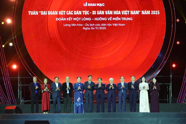 Khai mạc Tuần Đại đoàn kết các dân tộc - Di sản Văn hóa Việt Nam: Đoàn kết một lòng – Hướng về Miền Trung - Ảnh 10. Khai mạc Tuần Đại đoàn kết các dân tộc - Di sản Văn hóa Việt Nam: Đoàn kết một lòng – Hướng về Miền Trung - Ảnh 10.