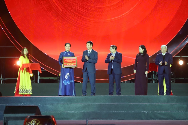 Khai mạc Tuần Đại đoàn kết các dân tộc - Di sản Văn hóa Việt Nam: Đoàn kết một lòng – Hướng về Miền Trung - Ảnh 9. Khai mạc Tuần Đại đoàn kết các dân tộc - Di sản Văn hóa Việt Nam: Đoàn kết một lòng – Hướng về Miền Trung - Ảnh 9.