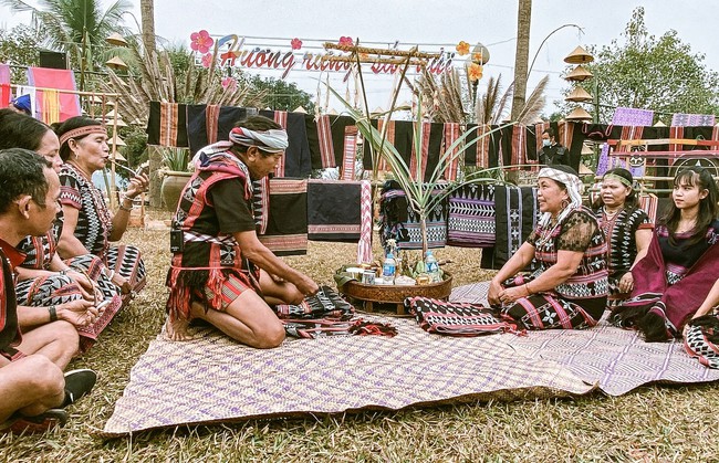 Cúng dâng Dèng, nét văn hóa đặc sắc của người Tà Ôi - Ảnh 1. Cúng dâng Dèng, nét văn hóa đặc sắc của người Tà Ôi - Ảnh 1.