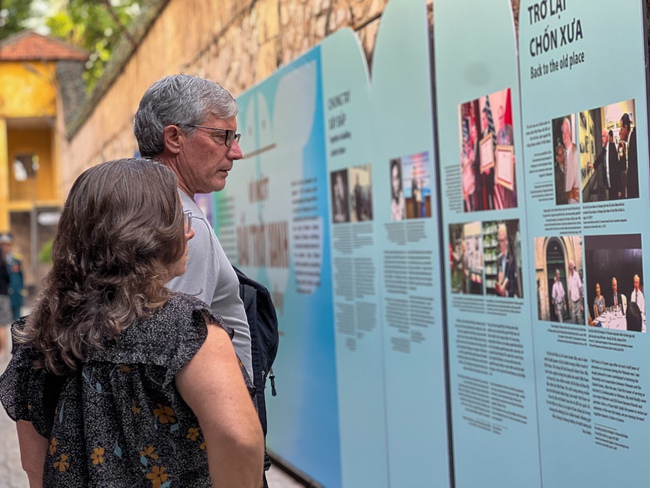 Tái hiện hào khí Điện Biên Phủ trên không qua trưng bày "Khát vọng hòa bình" - Ảnh 9. Tái hiện hào khí Điện Biên Phủ trên không qua trưng bày "Khát vọng hòa bình" - Ảnh 9.