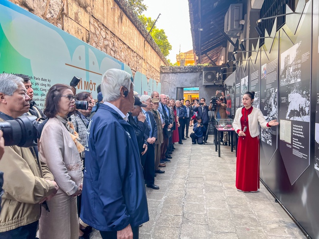 Tái hiện hào khí Điện Biên Phủ trên không qua trưng bày "Khát vọng hòa bình" - Ảnh 2. Tái hiện hào khí Điện Biên Phủ trên không qua trưng bày "Khát vọng hòa bình" - Ảnh 2.