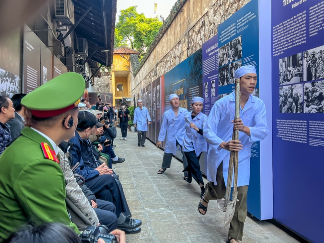 Tái hiện hào khí Điện Biên Phủ trên không qua trưng bày "Khát vọng hòa bình" - Ảnh 7. Tái hiện hào khí Điện Biên Phủ trên không qua trưng bày "Khát vọng hòa bình" - Ảnh 7.