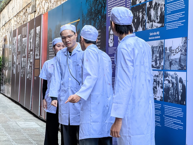 Tái hiện hào khí Điện Biên Phủ trên không qua trưng bày "Khát vọng hòa bình" - Ảnh 8. Tái hiện hào khí Điện Biên Phủ trên không qua trưng bày "Khát vọng hòa bình" - Ảnh 8.