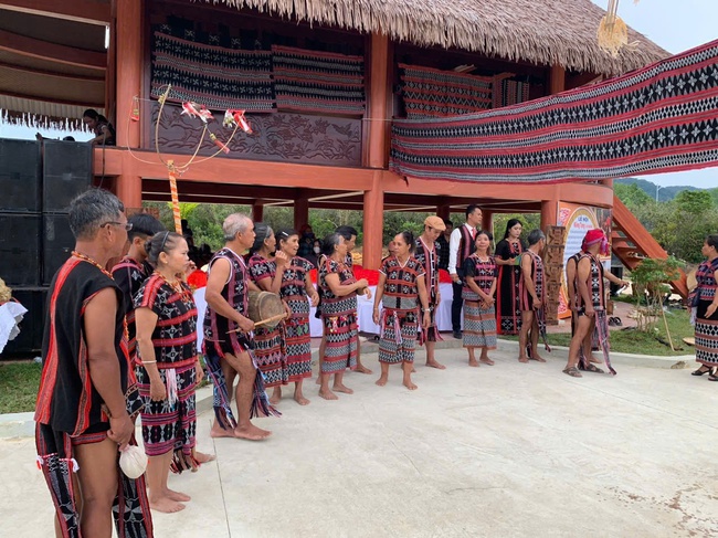 Cúng dâng Dèng, nét văn hóa đặc sắc của người Tà Ôi - Ảnh 2. Cúng dâng Dèng, nét văn hóa đặc sắc của người Tà Ôi - Ảnh 2.