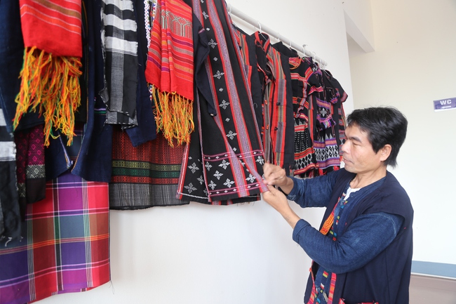 Đánh thức tiềm năng du lịch từ sắc màu thổ cẩm Vân Kiều, Pa Cô - Ảnh 2. Đánh thức tiềm năng du lịch từ sắc màu thổ cẩm Vân Kiều, Pa Cô - Ảnh 2.