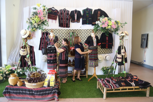 Đánh thức tiềm năng du lịch từ sắc màu thổ cẩm Vân Kiều, Pa Cô - Ảnh 1. Đánh thức tiềm năng du lịch từ sắc màu thổ cẩm Vân Kiều, Pa Cô - Ảnh 1.