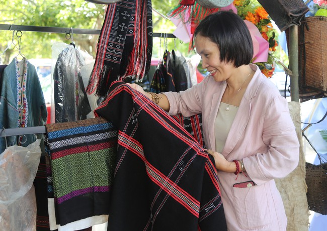 Đánh thức tiềm năng du lịch từ sắc màu thổ cẩm Vân Kiều, Pa Cô - Ảnh 3. Đánh thức tiềm năng du lịch từ sắc màu thổ cẩm Vân Kiều, Pa Cô - Ảnh 3.