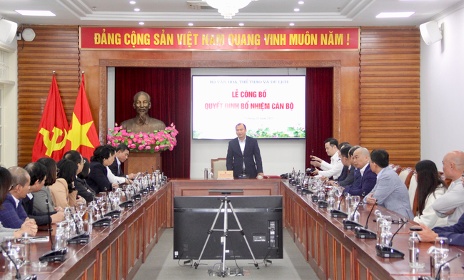 Bộ VHTTDL công bố và trao các quyết định về bổ nhiệm cán bộ - Ảnh 1. Bộ VHTTDL công bố và trao các quyết định về bổ nhiệm cán bộ - Ảnh 1.
