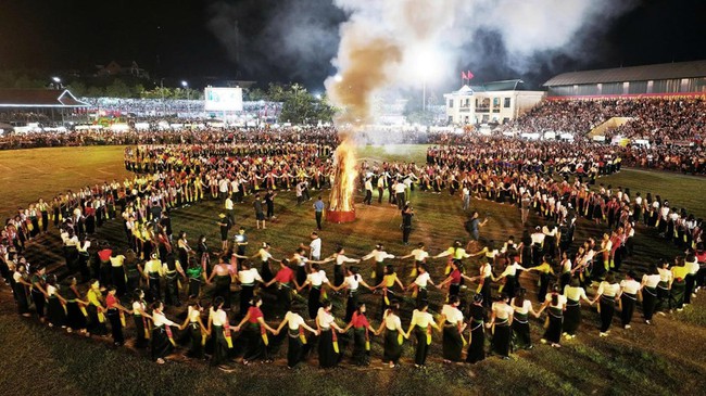 Từng bước xây dựng văn hóa trên địa bàn tỉnh Lai Châu đáp ứng yêu cầu phát triển toàn diện, bền vững - Ảnh 1.