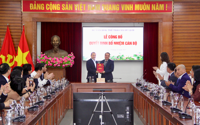 Bộ VHTTDL công bố và trao các quyết định về bổ nhiệm cán bộ - Ảnh 2. Bộ VHTTDL công bố và trao các quyết định về bổ nhiệm cán bộ - Ảnh 2.