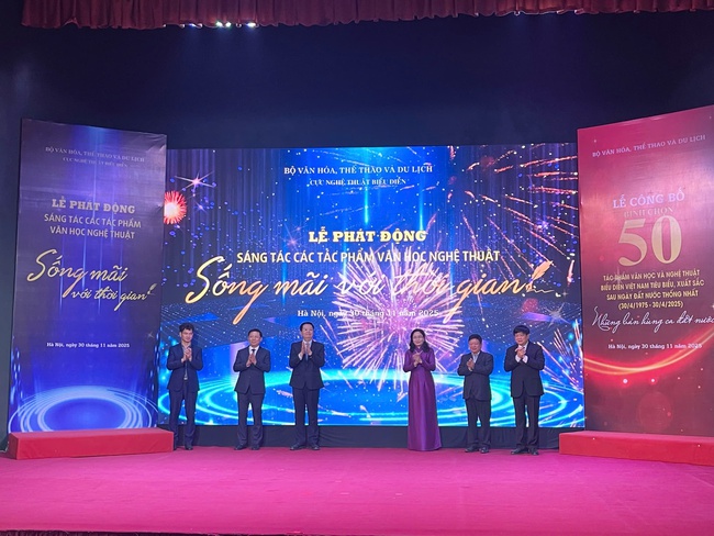 Phó Thủ tướng Mai Văn Chính: Các chiến sĩ văn hoá, nhà văn, nghệ sĩ cần phát huy trách nhiệm với nhân dân, Đảng, Tổ quốc và tương lai dân tộc - Ảnh 5. Phó Thủ tướng Mai Văn Chính: Các chiến sĩ văn hoá, nhà văn, nghệ sĩ cần phát huy trách nhiệm với nhân dân, Đảng, Tổ quốc và tương lai dân tộc - Ảnh 5.