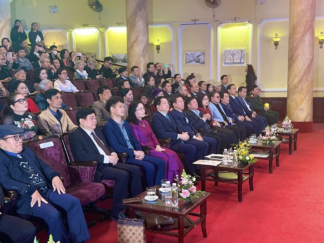 Phó Thủ tướng Mai Văn Chính: Các chiến sĩ văn hoá, nhà văn, nghệ sĩ cần phát huy trách nhiệm với nhân dân, Đảng, Tổ quốc và tương lai dân tộc - Ảnh 2. Phó Thủ tướng Mai Văn Chính: Các chiến sĩ văn hoá, nhà văn, nghệ sĩ cần phát huy trách nhiệm với nhân dân, Đảng, Tổ quốc và tương lai dân tộc - Ảnh 2.