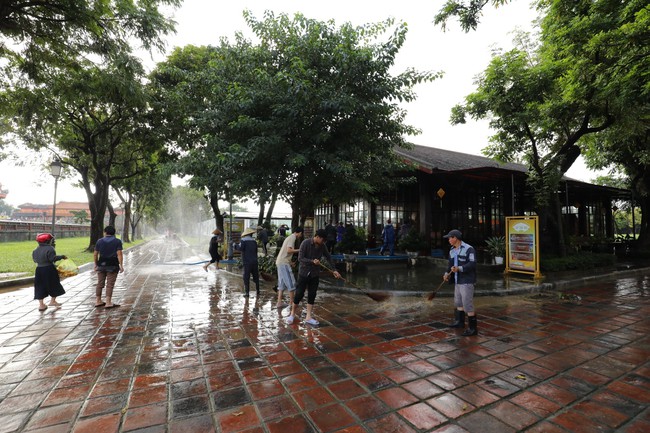 Huế: Tiếp tục triển khai các biện pháp phòng chống thiên tai, bảo vệ các thiết chế văn hóa, thể thao, hệ thống các di tích ở vùng trũng, thấp - Ảnh 1. Huế: Tiếp tục triển khai các biện pháp phòng chống thiên tai, bảo vệ các thiết chế văn hóa, thể thao, hệ thống các di tích ở vùng trũng, thấp - Ảnh 1.