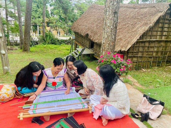 Độc đáo nghề dệt thổ cẩm và âm nhạc cồng chiêng của người M'nông - Ảnh 1. Độc đáo nghề dệt thổ cẩm và âm nhạc cồng chiêng của người M'nông - Ảnh 1.