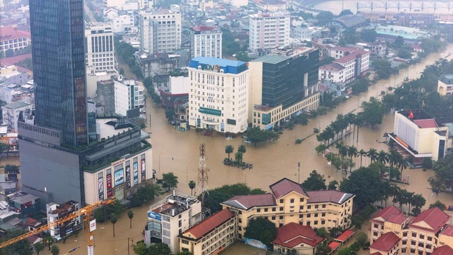 Sun Life đóng góp hơn 2,2 tỷ đồng cùng Hội chữ thập đỏ Việt Nam cứu trợ người dân sau bão lũ - Ảnh 1. Sun Life đóng góp hơn 2,2 tỷ đồng cùng Hội chữ thập đỏ Việt Nam cứu trợ người dân sau bão lũ - Ảnh 1.