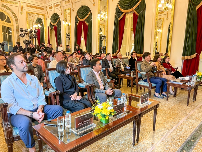 Khi Nhà hát Lớn Hà Nội kể chuyện bằng ánh sáng và âm thanh - Ảnh 1. Khi Nhà hát Lớn Hà Nội kể chuyện bằng ánh sáng và âm thanh - Ảnh 1.