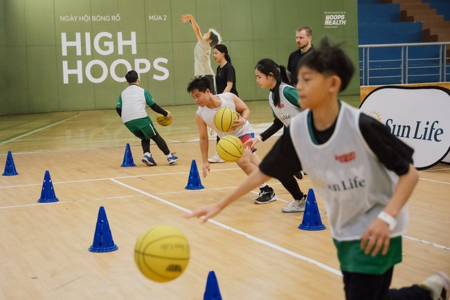 Sun Life đóng góp hơn 2,2 tỷ đồng cùng Hội chữ thập đỏ Việt Nam cứu trợ người dân sau bão lũ - Ảnh 2. Sun Life đóng góp hơn 2,2 tỷ đồng cùng Hội chữ thập đỏ Việt Nam cứu trợ người dân sau bão lũ - Ảnh 2.