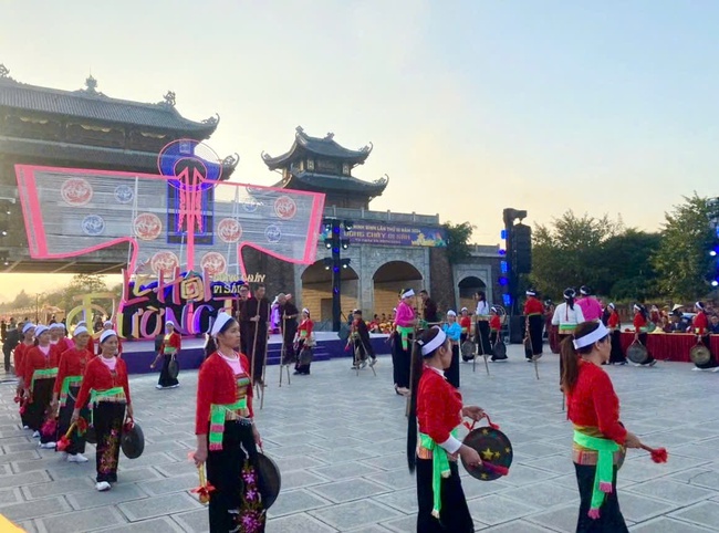 Ninh Bình: Tổ chức xây dựng, khai thác tốt các loại hình du lịch đặc trưng, phù hợp với đặc điểm văn hóa cộng đồng - Ảnh 1. Ninh Bình: Tổ chức xây dựng, khai thác tốt các loại hình du lịch đặc trưng, phù hợp với đặc điểm văn hóa cộng đồng - Ảnh 1.