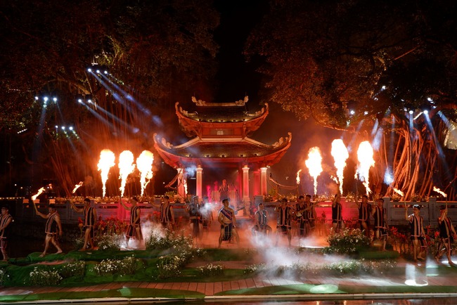 Âm hưởng cồng chiêng vang vọng giữa Thăng Long - Hà Nội - Ảnh 1. Âm hưởng cồng chiêng vang vọng giữa Thăng Long - Hà Nội - Ảnh 1.