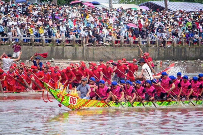 Lễ hội Óc Oom Bok - Đua ghe ngo 2025: Tôn vinh nét đẹp văn hoá truyền thống của đồng bào dân tộc Khmer - Ảnh 1. Lễ hội Óc Oom Bok - Đua ghe ngo 2025: Tôn vinh nét đẹp văn hoá truyền thống của đồng bào dân tộc Khmer - Ảnh 1.