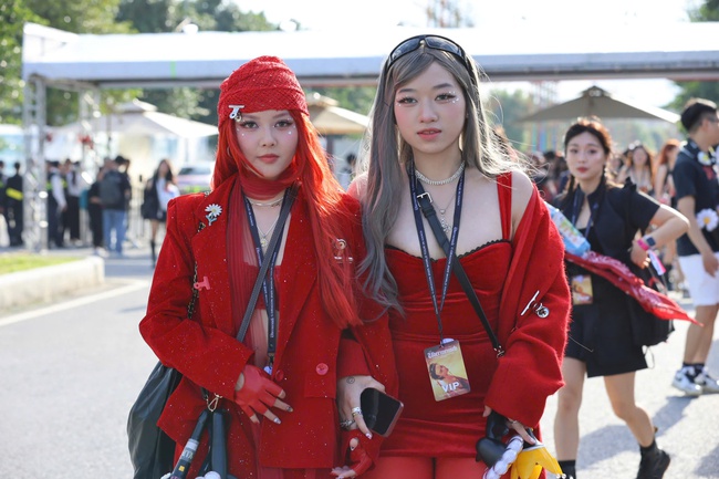 “Biển người” đổ về Concert GDRAGON – Khu vực check-in biến thành sàn diễn thời trang BIẾN THÀNH SÀN DIỄN THỜI TRANG - Ảnh 1.