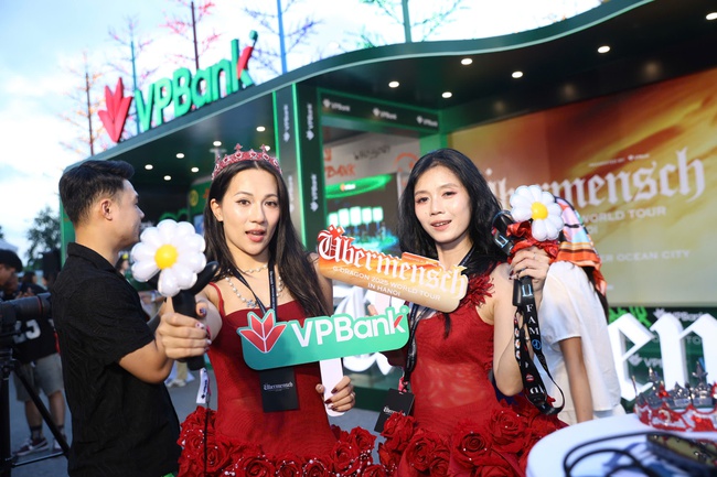 “Biển người” đổ về Concert GDRAGON – Khu vực check-in biến thành sàn diễn thời trang BIẾN THÀNH SÀN DIỄN THỜI TRANG - Ảnh 10.