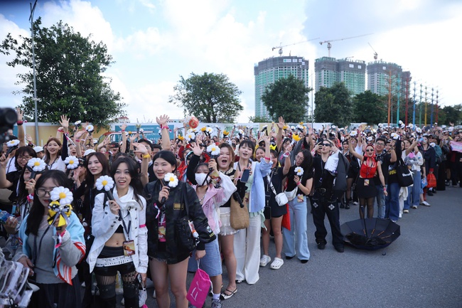 “Biển người” đổ về Concert GDRAGON – Khu vực check-in biến thành sàn diễn thời trang BIẾN THÀNH SÀN DIỄN THỜI TRANG - Ảnh 3.